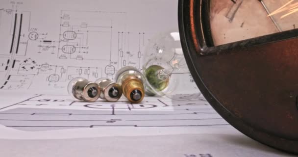 Laagspanning Edison lamp. Kabels, gloeilamp op schema. — Stockvideo