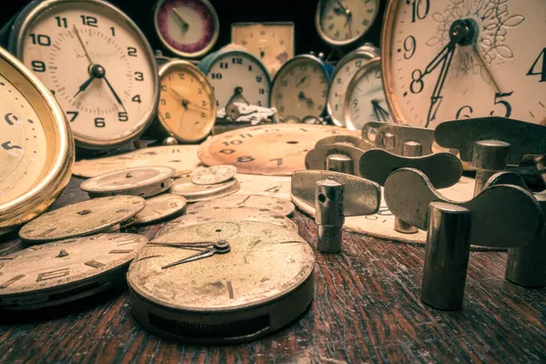 Σπασμένα Ρολόγια Και Ανταλλακτικά Στο Εργαστήριο Εργαστήρι Vintage Ωρολογοποιών Βίντατζ — Φωτογραφία Αρχείου