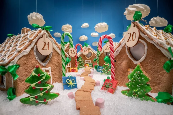クリスマスのジンジャーブレッドの村 メレンゲ雲とジンジャーブレッドコテージ 平行効果 — ストック写真