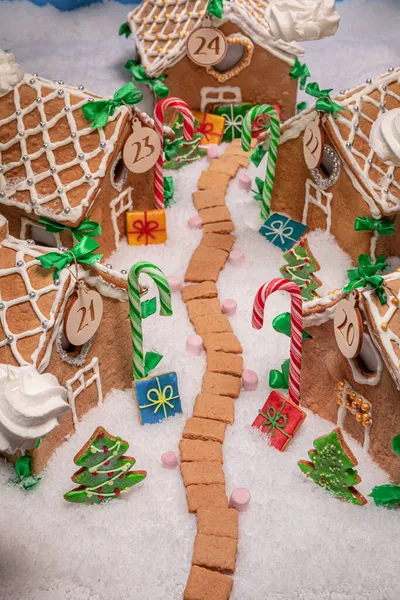 Pepparkaksstuga Med Kakor Och Marängmoln Pepparkaksbyn Till Jul Parallellaxeffekt — Stockfoto