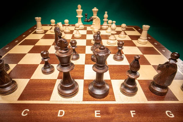 Деревянные Шахматы Качестве Интеллектуального Развлечения Двоих Зеленом Фоне — стоковое фото