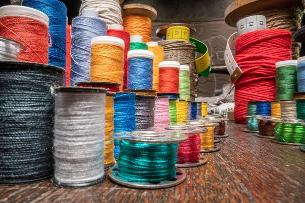 伝統的な個々の服を縫製小さなテーラーワークショップ ヴィンテージ織りワークショップ — ストック写真