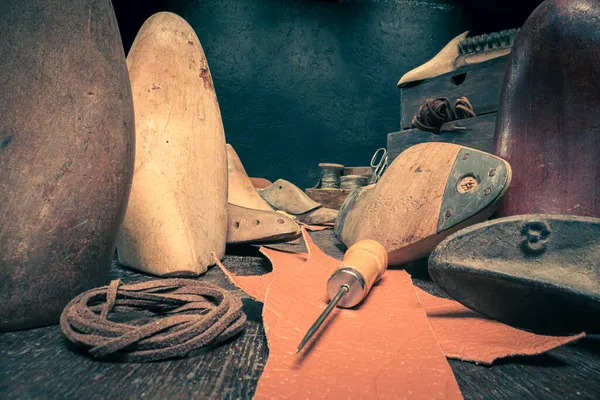 Παλιός Χώρος Εργασίας Τσαγκάρη Εργαλεία Λουράκι Δέρμα Και Κανόνες Παλιός — Φωτογραφία Αρχείου