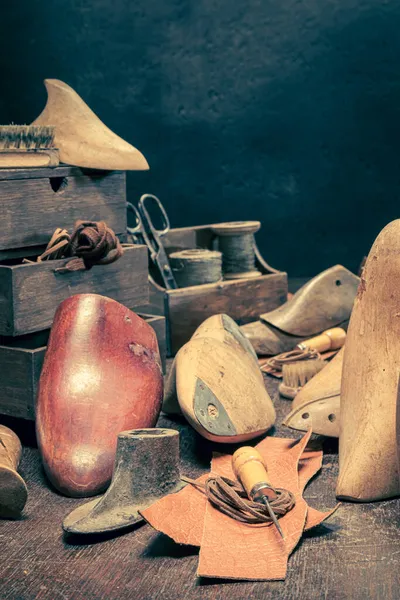 Антикварный Сапожник Рабочее Место Инструментами Наковальня Обувь Правило Античное Рабочее — стоковое фото