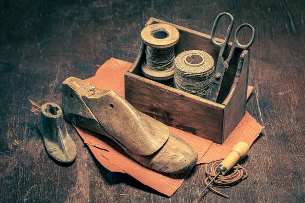 Small Cobbler Workplace Tools Anvil Shoes Rule Small Cobbler Workplace — Stock Photo, Image