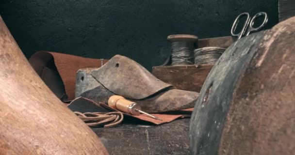 Oficina Cobbler com ferramentas, couro e alça. Oficina de sapateiro vintage. — Vídeo de Stock
