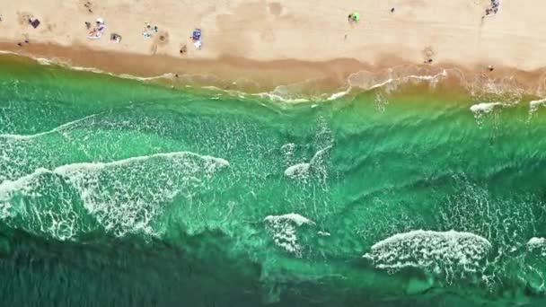 여름에 폴란드, 발트해에 붐비는 해변 — 비디오