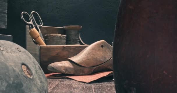 Oficina de sapateiro antigo. Oficina Cobbler com ferramentas, cinta, couro. — Vídeo de Stock