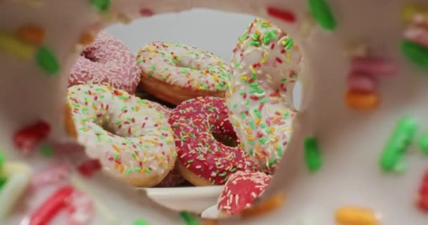 Многоцветные пончики с брызгами. Стол с пончиками и кофе. — стоковое видео