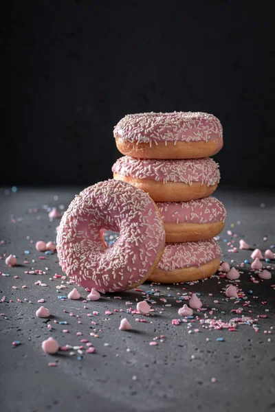 Donuts Rosados Dulces Deliciosos Con Glaseado Espolvoreos Donuts Postre Para — Foto de Stock