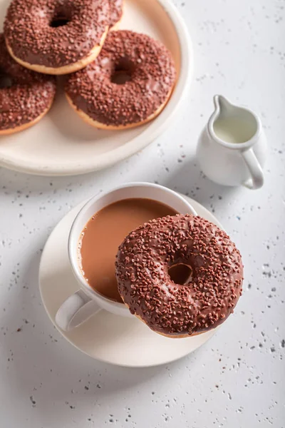 Heerlijke Zelfgemaakte Chocolade Donuts Koffie Belegd Met Hagelslag Donuts Koffie — Stockfoto