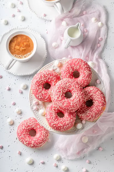 Вкусные Домашние Розовые Пончики Кофе Жирного Четверга Пончики Кофе Лучший — стоковое фото