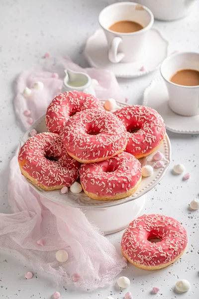 Вкусные Красивые Розовые Пончики Кофе Идеальная Закуска Пончики Кофе Лучший — стоковое фото