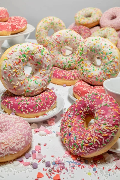 Mesa Cheia Donuts Café Copos Jarro Donuts Multicoloridos Com Cobertura — Fotografia de Stock