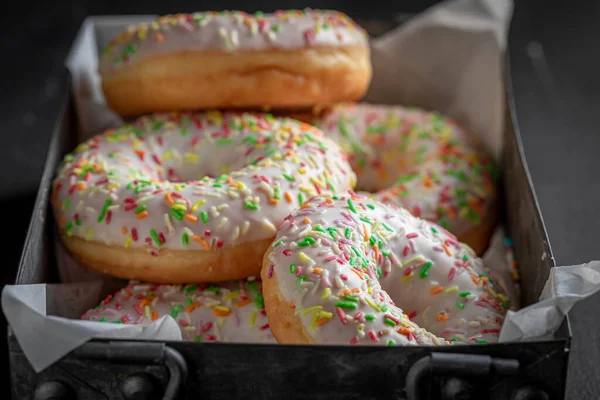 Donuts Brancos Saborosos Com Esmalte Polvilhas Donuts Sobremesa Takeaway Mais — Fotografia de Stock