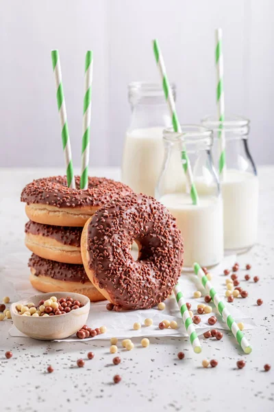 Leckere Schokoladen Donuts Fertig Zum Essen Besten Schmeckt Mit Milch — Stockfoto