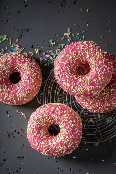 Donuts Rosados Frescos Populares Con Esmalte Salpicaduras Donuts Postre Para — Foto de Stock