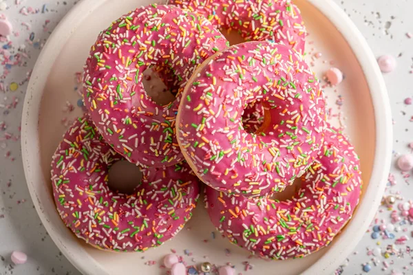 Сладкие Домашние Розовые Пончики Глазурью Посыпать Пончики Является Наиболее Популярным — стоковое фото
