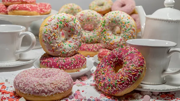 Mesa Cheia Donuts Coloridos Com Polvilhas Donuts Brancos Rosa Com — Fotografia de Stock