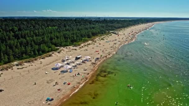 Praia com pessoas no Mar Báltico, vista aérea, Polônia — Vídeo de Stock