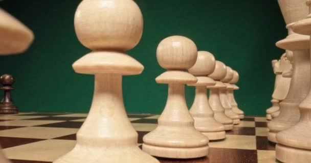Nahaufnahme von Schach auf ungewöhnliche Weise gezeigt — Stockvideo