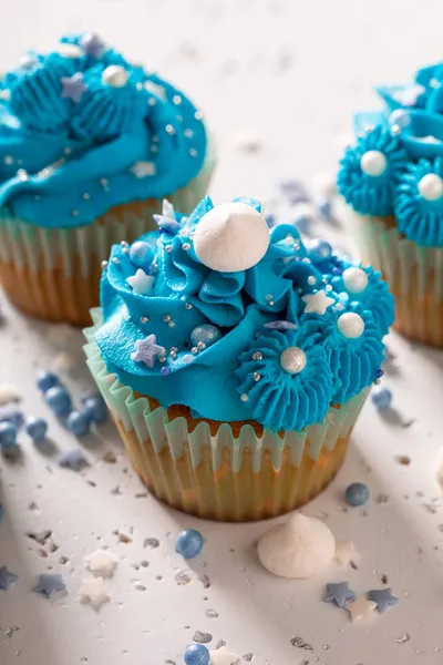 Deliciosos Cupcakes Hechos Espolvoreados Crema Azul Postre Azul Perfecto Con — Foto de Stock