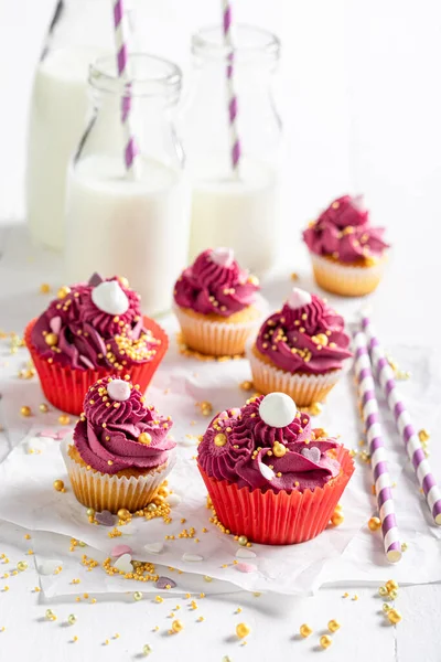 Süße Rote Cupcakes Aus Erdbeeren Und Goldenen Streusel Atemberaubendes Rotes — Stockfoto