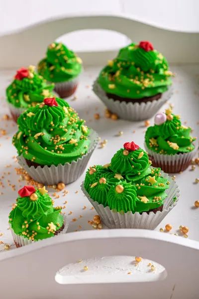 Smaczne Zielone Babeczki Złotą Posypką Śmietaną Wspaniały Deser Boże Narodzenie — Zdjęcie stockowe