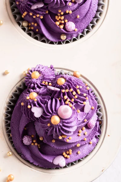 Beautiful Cupcakes Made Purple Cream Fat Thursday Purple Dessert Golden — Stock Photo, Image