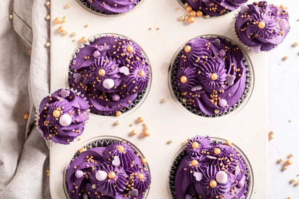 Unique Cupcakes Flower Shaped Purple Cream Purple Dessert Golden Sprinkles — Stock Photo, Image