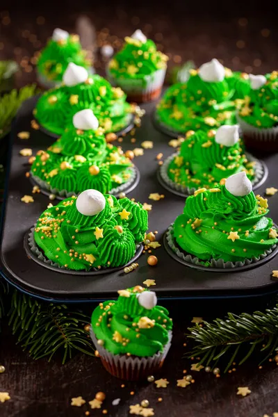 Deliciosos Pastelitos Verdes Con Chispas Oro Crema Postre Para Navidad — Foto de Stock