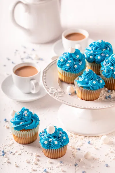 Beyaz Porselenli Kahveyle Servis Edilen Lezzetli Mavi Kekler Kahveli Mavi — Stok fotoğraf
