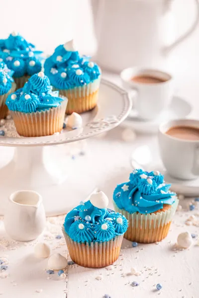 Piękne Niebieskie Babeczki Śmietaną Posypką Gruby Czwartek Niebieskie Babeczki Kawy — Zdjęcie stockowe