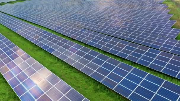 Flygfoto av solcellsanläggning som en förnybar energikälla. — Stockvideo