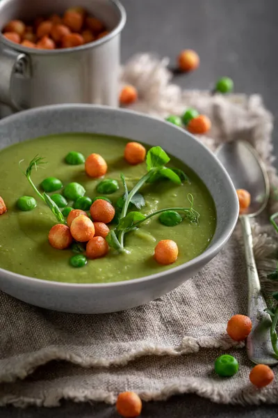 Sopa Guisantes Verdes Con Brotes Puff Guisantes Sopa Vegana Verde — Foto de Stock