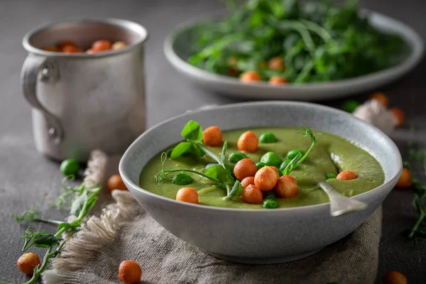 Hausgemachte Erbsensuppe Mit Rosenkohl Und Erbsenblättern Grüne Vegane Suppe Aus — Stockfoto