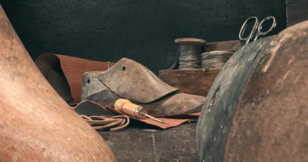 Pequeno local de trabalho de sapateiro com ferramentas, cinta, couro e regras. — Vídeo de Stock