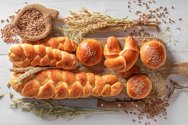 Goldene Brotsorten Auf Dem Tisch Der Rustikalen Küche Vielfalt Hausgemachten — Stockfoto