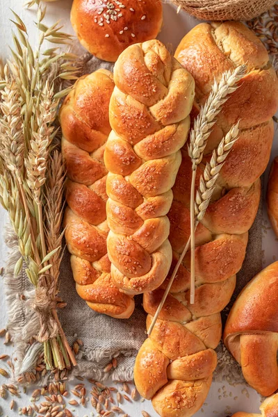 Hausgemachte Brötchen Und Challahs Mit Samen Und Ähren Vielfalt Hausgemachten — Stockfoto