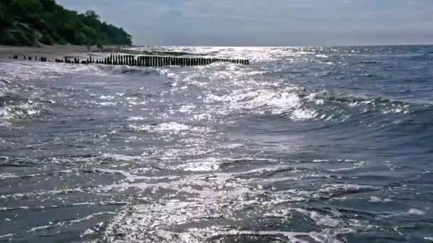 Vedere aeriană a valurilor de mișcare lentă pe Marea Baltică — Videoclip de stoc