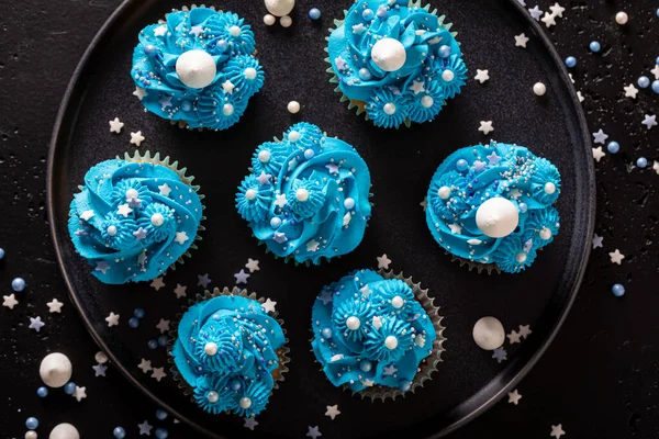 Gâteaux Sucrés Avec Des Paillettes Blanches Crème Bleue Dessert Bleu — Photo