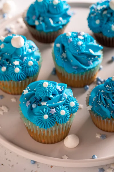 Sabrosos Cupcakes Con Flor Forma Crema Azul Postre Azul Perfecto — Foto de Stock
