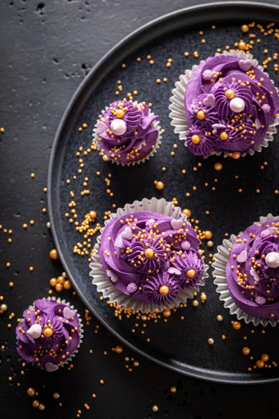 Homemade Cupcakes Made Blackberry Cream Sprinkles Magnificent Purple Dessert Golden — Stock Photo, Image