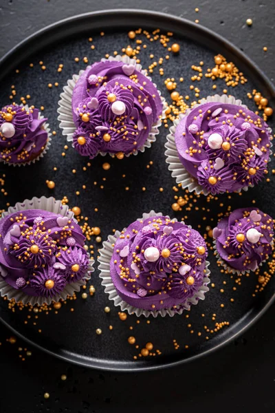 Sweet Cupcakes Made Blackberry Cream Sprinkles Magnificent Purple Dessert Golden — Stock Photo, Image