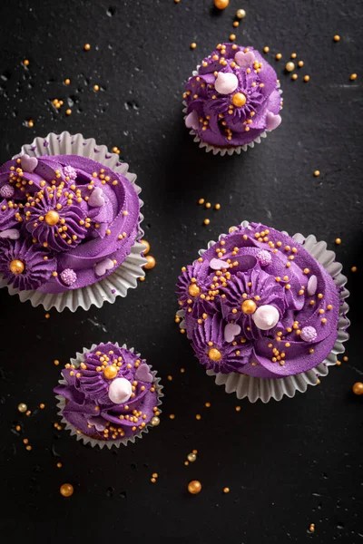 Słodkie Babeczki Fioletowej Śmietany Gruby Czwartek Wspaniały Purpurowy Deser Złotą — Zdjęcie stockowe