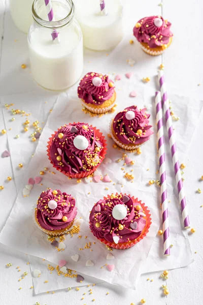 Beaux Cupcakes Rouges Faits Fraises Saupoudrer Superbe Dessert Rouge Avec — Photo