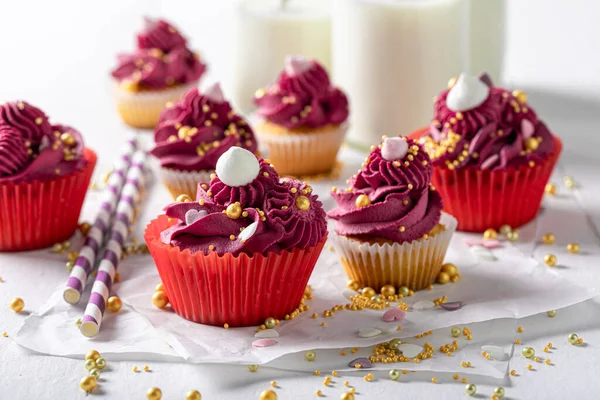 Belos Cupcakes Vermelhos Feitos Chantilly Para Quinta Feira Gorda Sobremesa — Fotografia de Stock