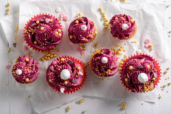 Smakrika Röda Muffins Gjorda Vispgrädde För Fet Torsdag Fantastisk Röd — Stockfoto