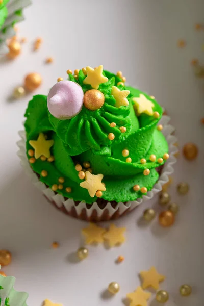 Słodkie Zielone Babeczki Złotą Posypką Śmietaną Wspaniały Deser Boże Narodzenie — Zdjęcie stockowe