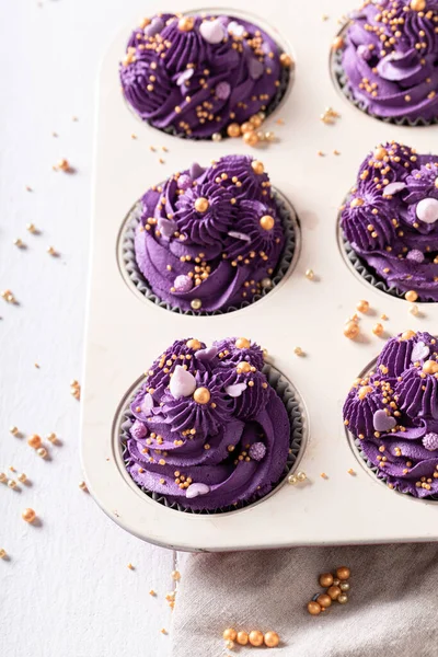 Beautiful Cupcakes Violet Cream Ready Eat Purple Dessert Golden Sprinkles — Stock Photo, Image